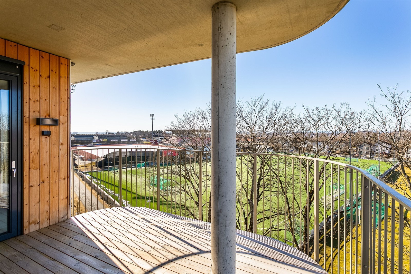 Fra utpå våren blir de velvoksne løvtrærne grønnkledd og i seg selv et pent skue å hvile blikket på. Galleribilde