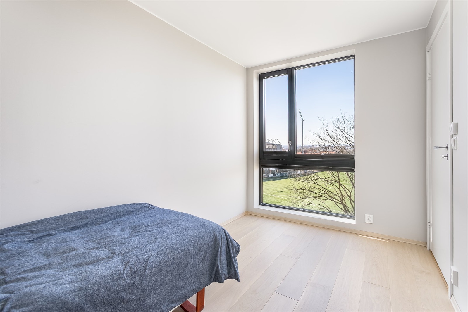 Med ca. 9 kvm. gulvflate er barne-/gjesterommet av ekstra god størrelse til sitt formål. Galleribilde