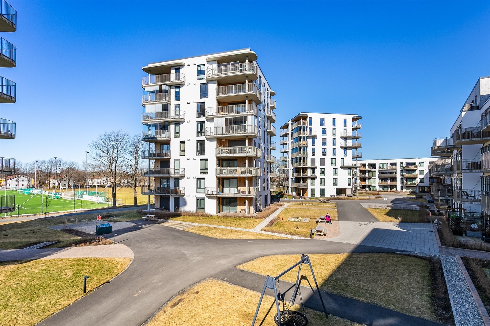 I sameiets store og skjermede gårdsrom finnes både sittegrupper og lekeplasser. Galleribilde