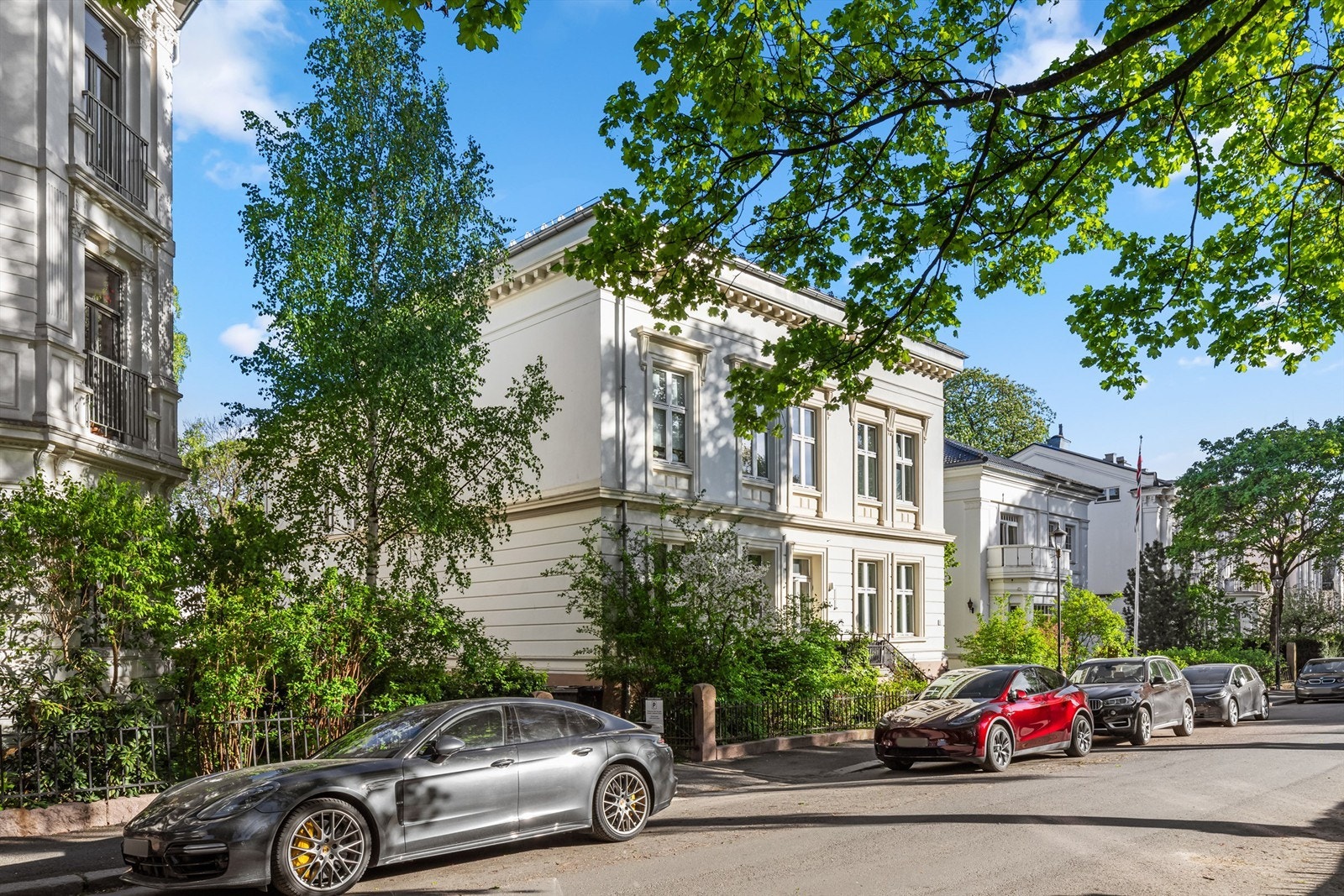 Leiligheten ligger i en enveiskjørt gate med representative bygårder og byvillaer med flotte, velstelte forhager. Galleribilde