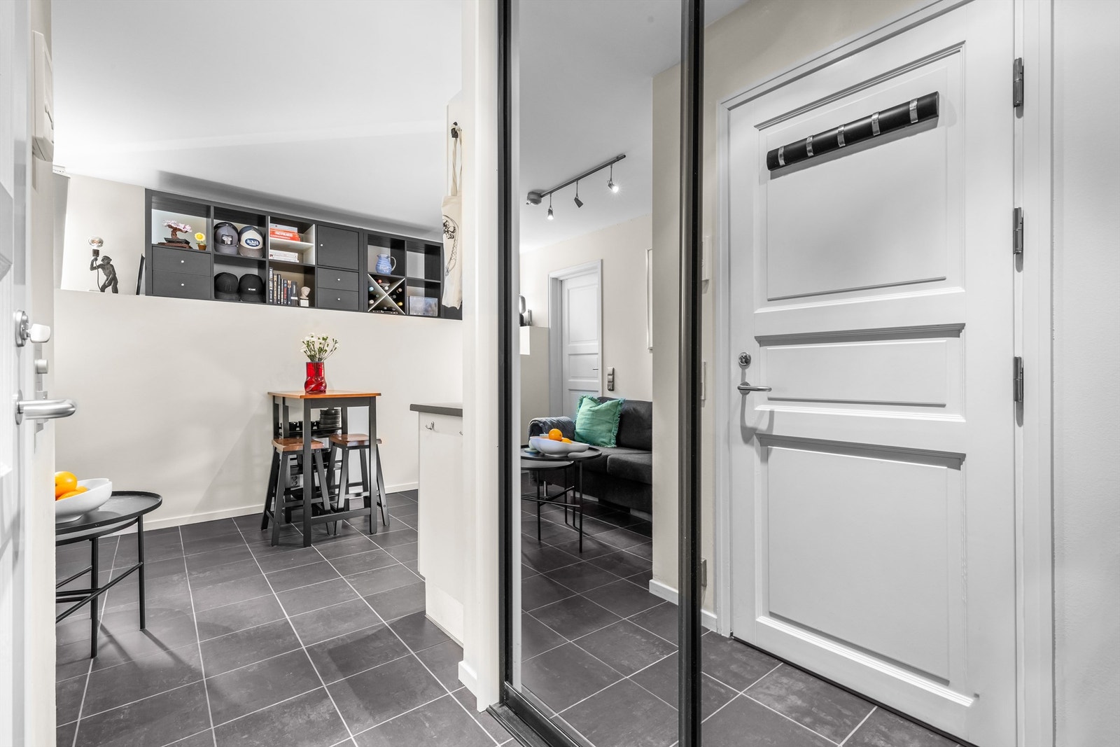 Romslig entre, med stor skyvedørsgarderobe. Perfekt for oppbevaring og god utnyttelse av plassen. Galleribilde