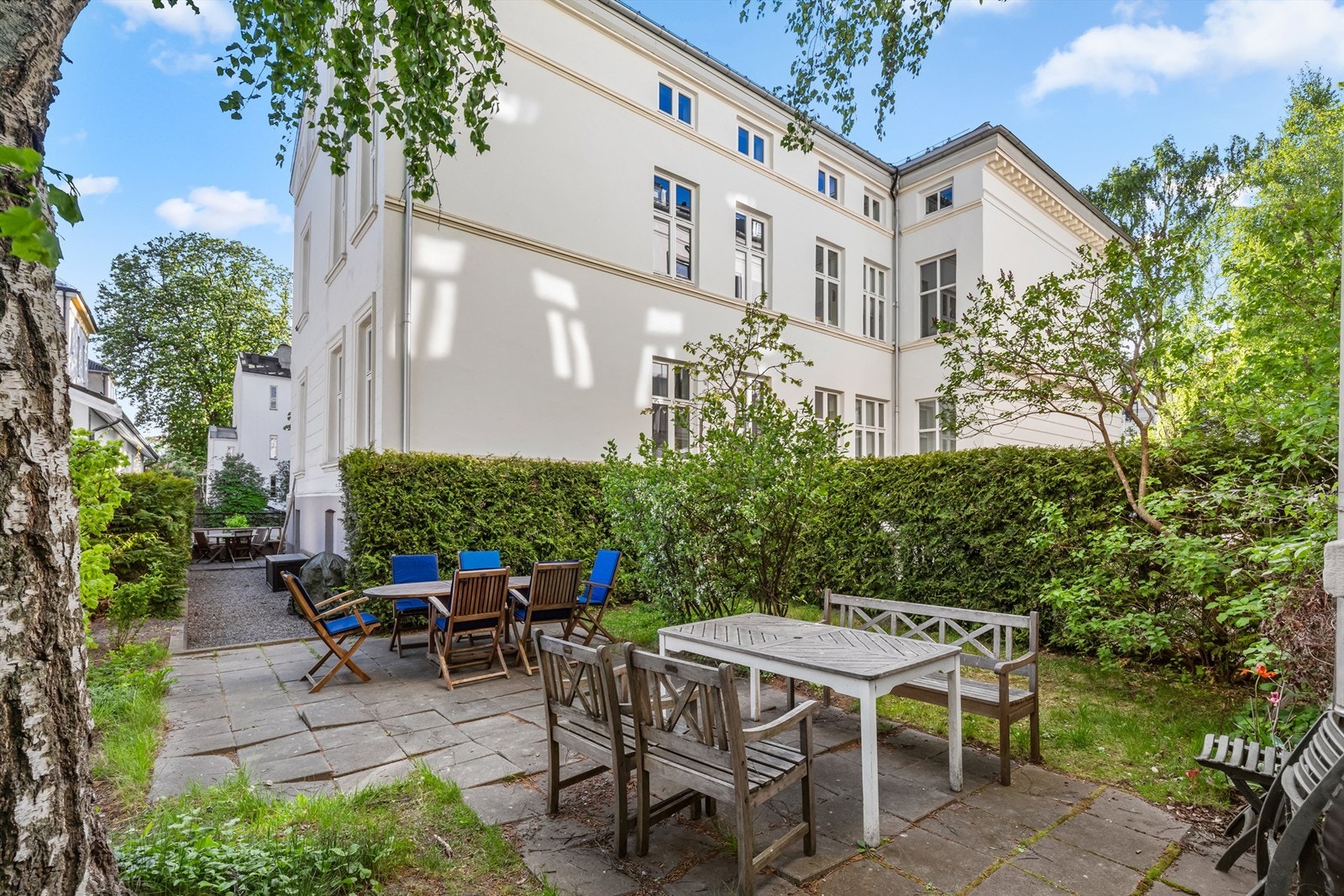 Hyggelige sittegrupper i bakgård. Galleribilde