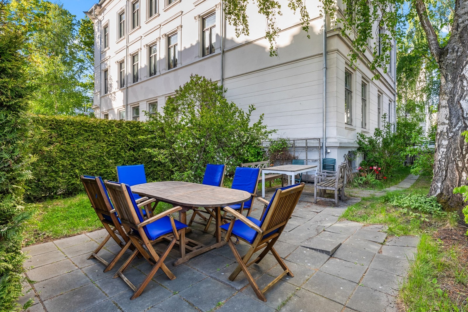 Bakgården er også opparbeidet med gressplen, trær, prydbusker og diverse beplantning. Galleribilde