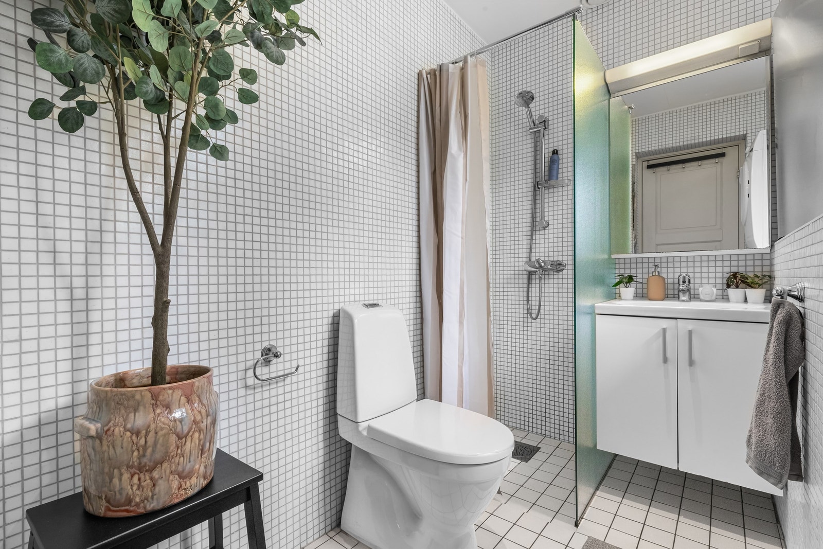 Badet er fra med flislagt gulv med varme og flislagte vegger. Galleribilde