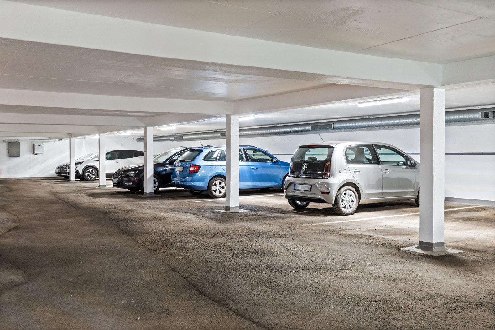 Parkeringsplass i felles garasjeanlegg som ligger like ved leiligheten. Galleribilde
