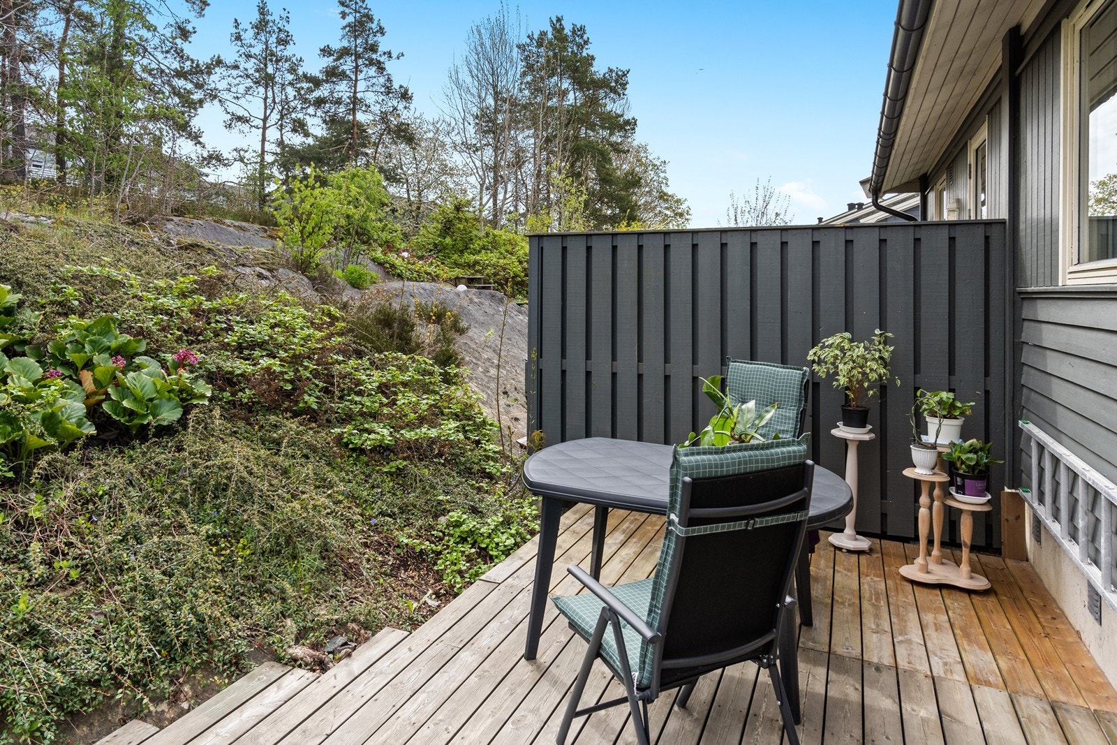 Fin og usjenert uteplass med sol fra tidlig på morgenen. Galleribilde