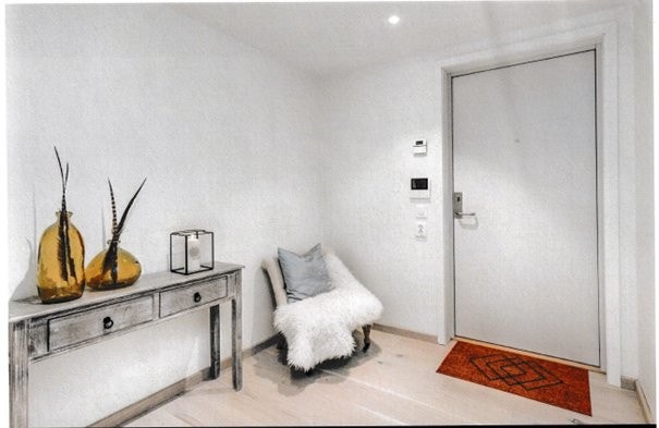 En innbydende entre ønsker deg velkommen inn. Det er montert dørcalling med kamera ved inngangsdøren.
Fra entreen har du tilgang til bad, bod og gangen som tar deg videre inn i ditt nye hjem. Galleribilde