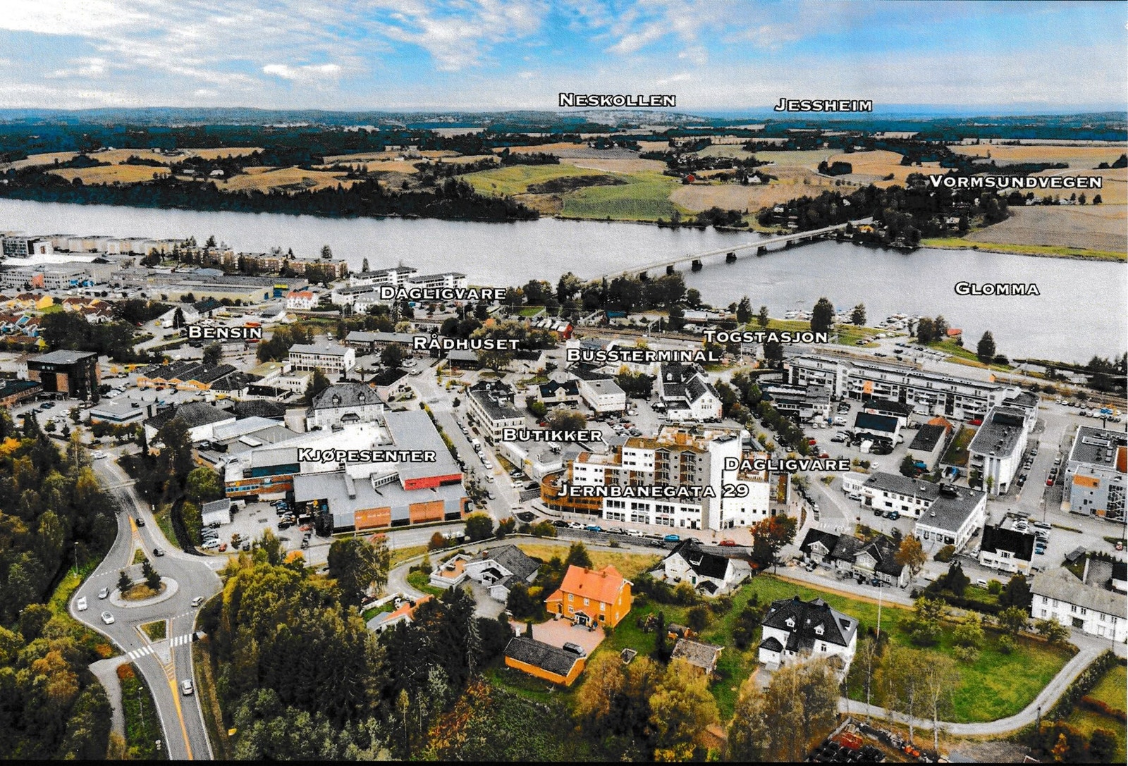 Oversiktsbilde med alt i gangavstand fra leiligheten. Det er opparbeidet turstier langs elva og dyrehold er tillatt i sameiet. Galleribilde