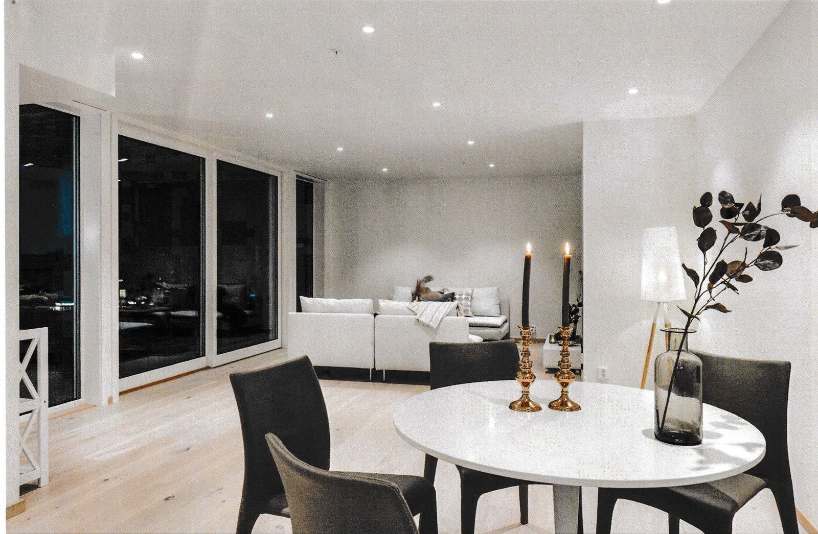 Oppvarming via vannbåren gulvvarme, samt felles varmtvannsystem gir deg en meget energibesparende leilighet. Galleribilde