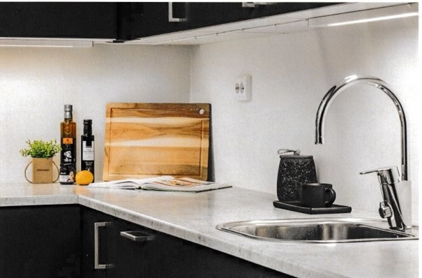 Det er montert belysning under overskapene som gir deg godt arbeidslys. Galleribilde