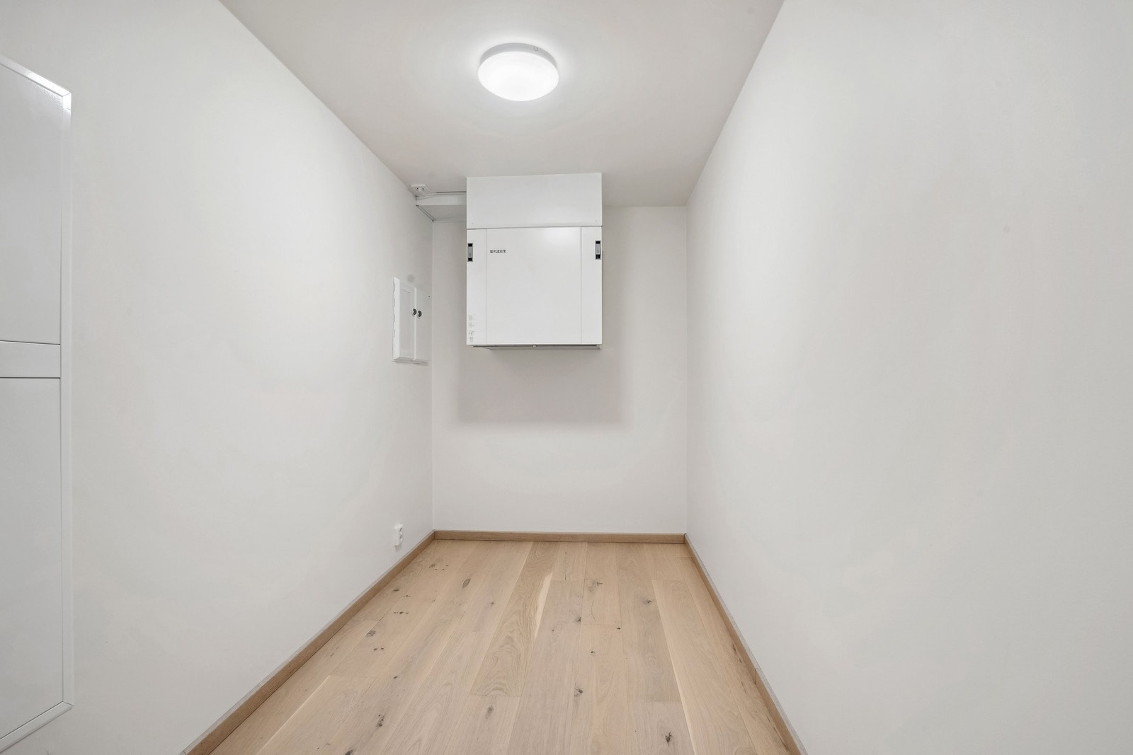 praktisk bod på ca 6 kvm . Perfekt til oppbevaring av yttertøy og sko samt alt annet som man ikke ønsker å sette i boden i kjelleren. Galleribilde