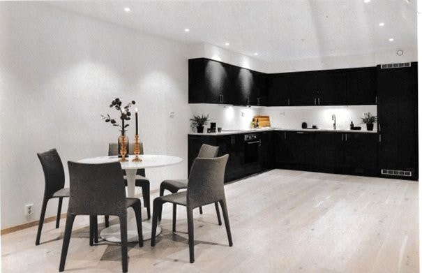 Godt med plass for små og store sammenkomster rundt ett hyggelig måltid. Kjøkkenet har Overskap med delikate fronter og foringer over skapene opp til tak hindrer "støvsamlling" og forenkler renholdet. Galleribilde