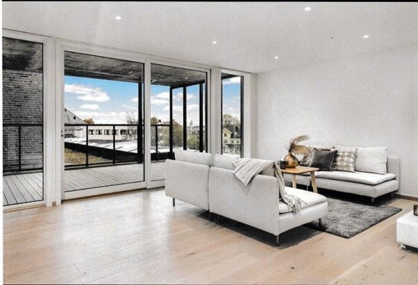 Luftig romfølelse, med store vinduer og skyvedør som lipper lyset inn. Himlingen er nydelig lyssatt med soneinndelte LED downlights. Galleribilde