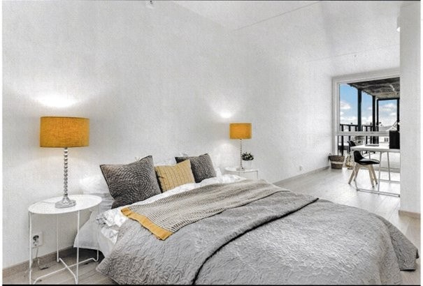 Hovedsoverommet har en generøs størrelse på hele 20kvm, Her får du god plass til dobbeltseng. Rommet har lysmallte vegger, og delikat enstavs hvitpigmentert parkett. Ett stort vindu fra gulv til tak slipper inn masse lys og gjør rommet lett og luftig. Galleribilde