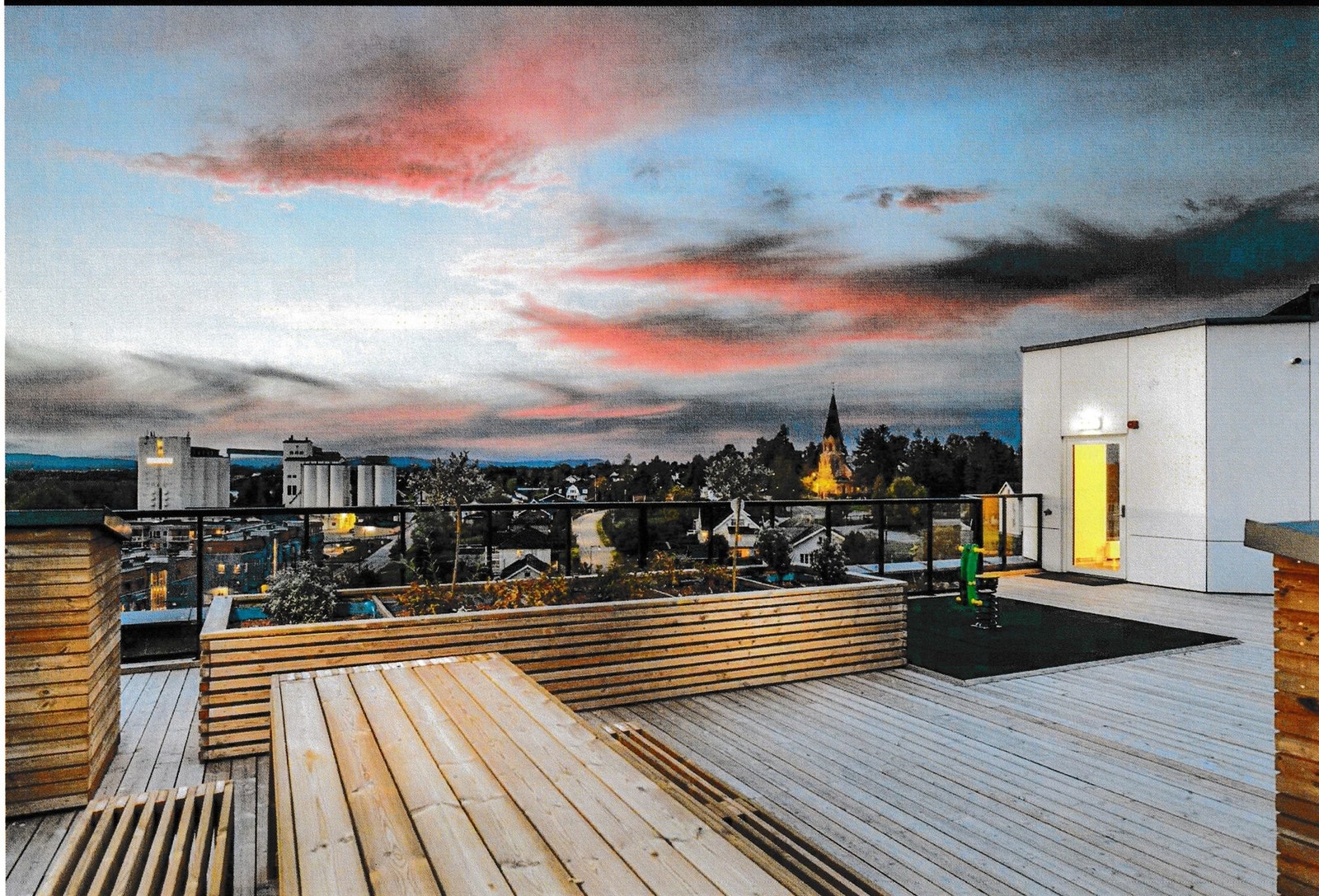 Stemningsbilde fra takterassen om kvelden. Galleribilde