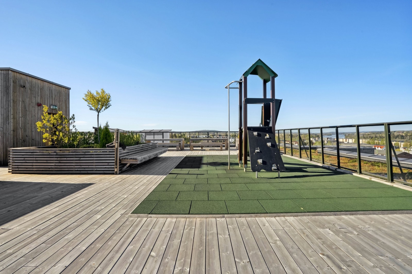 Takterassene er parkmessig opparbeidet med benker, bord, beplanting og lekeplass der de minste barna kan boltre seg fritt. Galleribilde