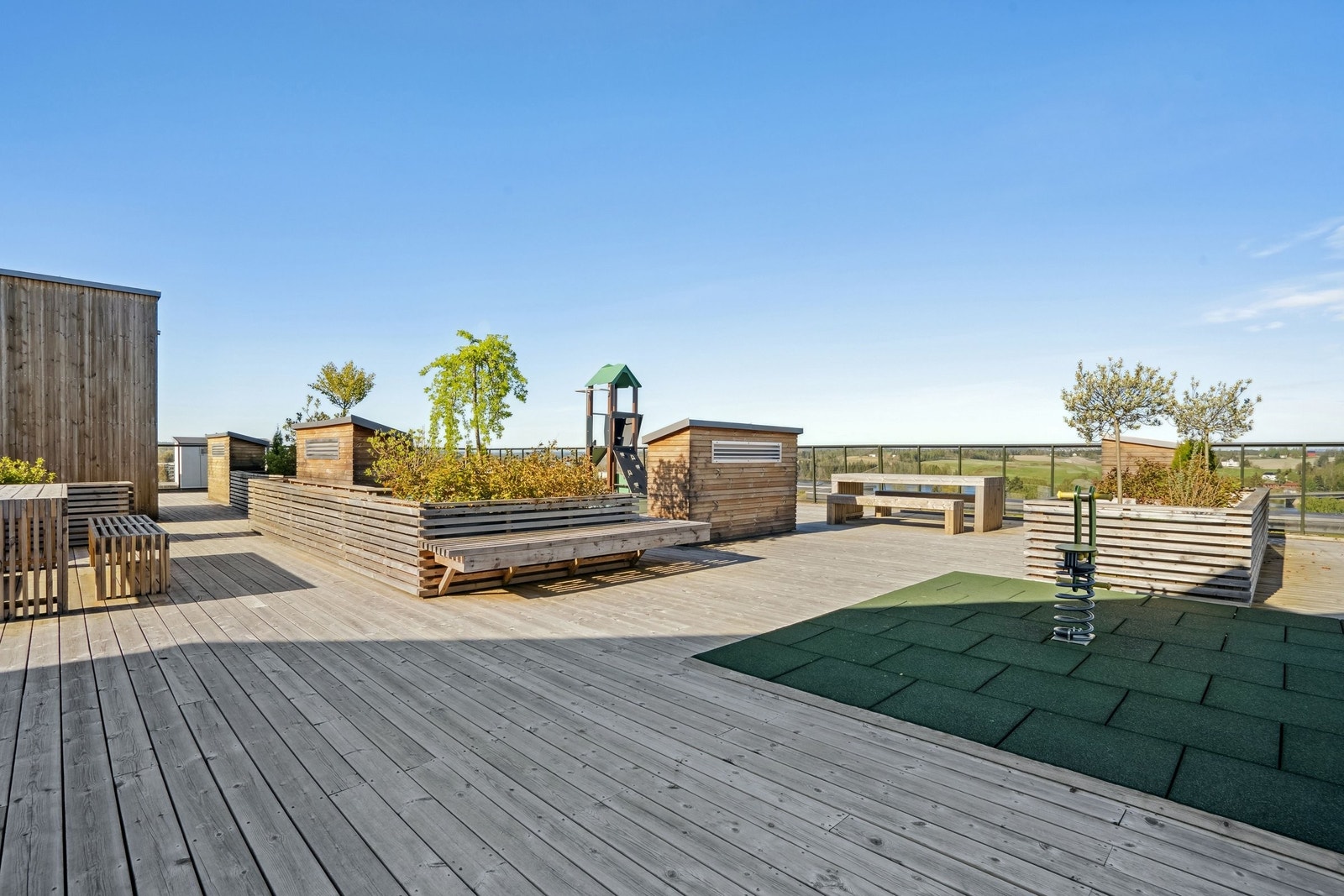 Det er 2 flotte takterasser til fri disposisjon med en fantastisk utsikt og maksimale solforhold. Galleribilde