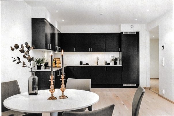 Spisestue i forkant av kjøkkenet innbyr til mange hyggelige middager med familie og gode venner. Galleribilde