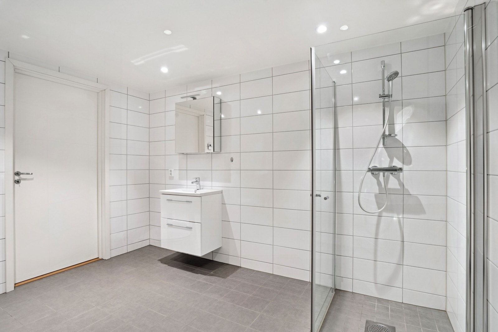 Nedsenket dusjsone med hånddusj og innfellbare dusjvegger i glass Galleribilde