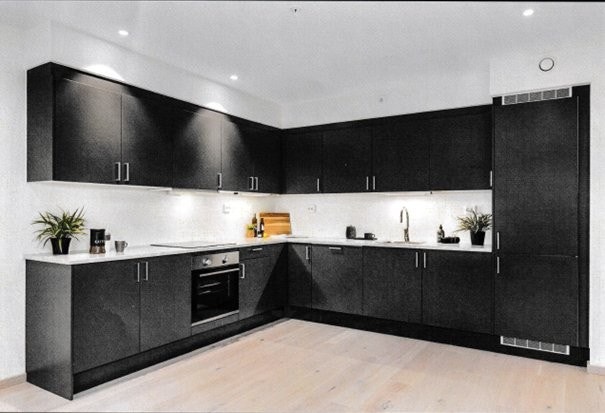 Av utstyr medfølger integrert induksjonsplatetopp, komfyr, oppvaskmaskin samt kombiskap med kjøl/frys, alle fra den anerkjente hvitevareleverandøren Siemens. Avtrekkshette av type slim-line med rustfri front over kokesonen. Galleribilde