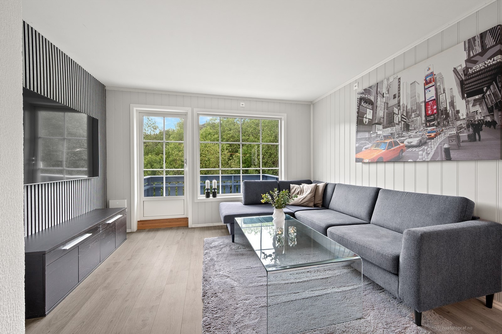 Stuen har god plass til både sofa og spisegruppe, og de lyse flatene skaper en romslig og åpen følelse. Galleribilde