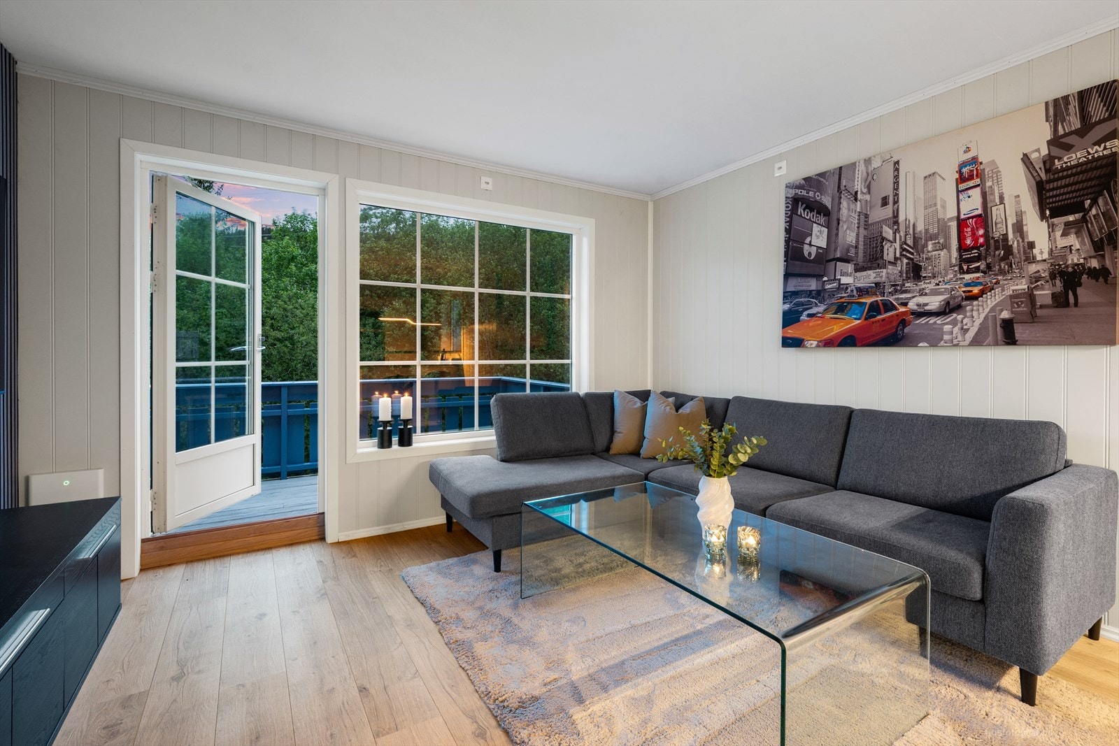 Fra stuen er det utgang til balkong, de store vinduene slipper inn mye naturlig lys. Galleribilde