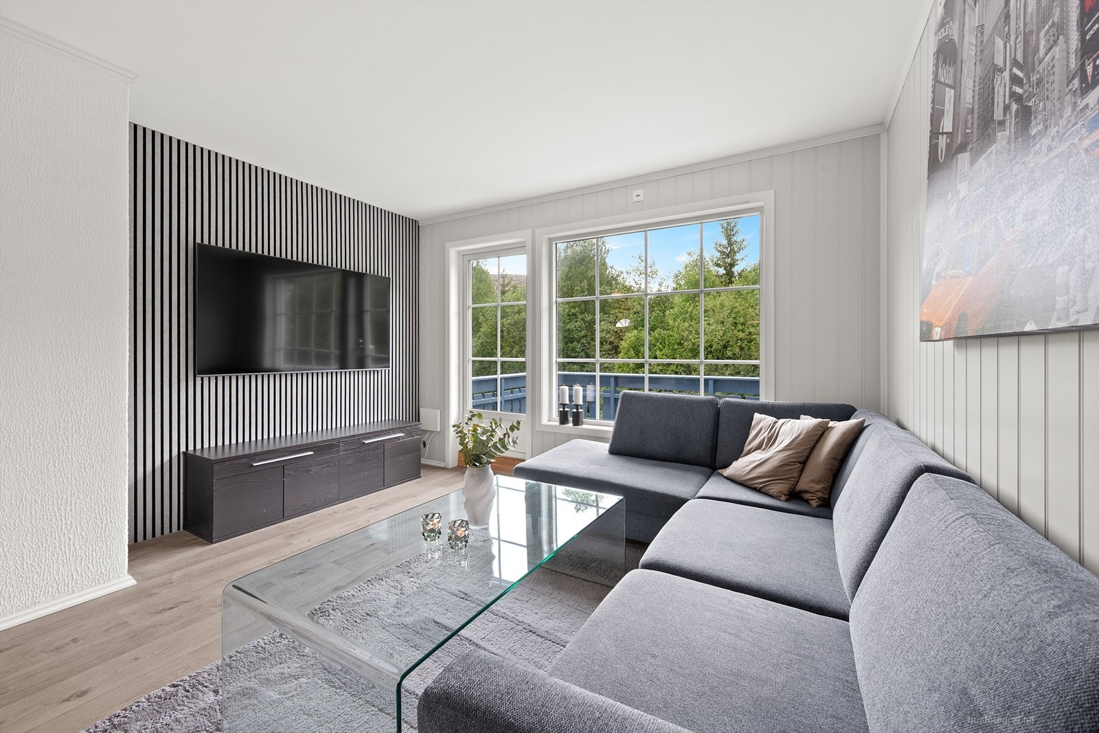 Stuen har god plass til både sofa og spisegruppe, og de lyse flatene skaper en romslig og åpen følelse. Galleribilde