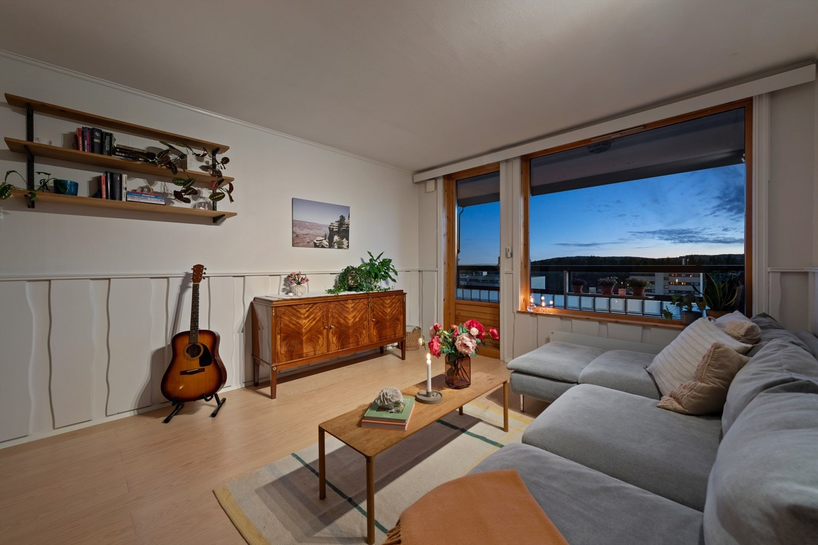 Stuen er av god størrelse og har god plass til diverse møblement. Galleribilde
