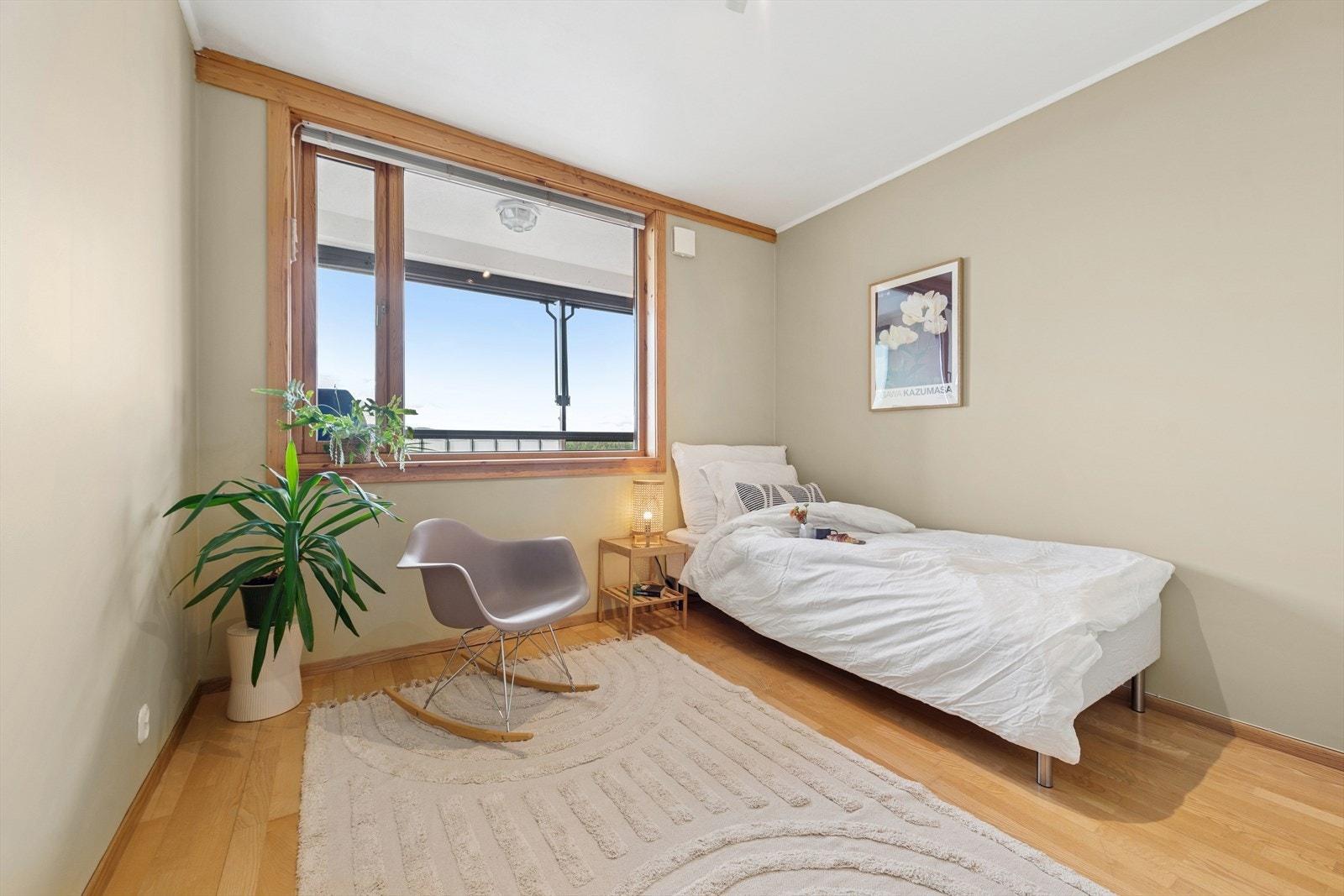 Rommet er malt i en varm beige farge og har god plass til enkeltseng, garderobe og skrivebord. Galleribilde