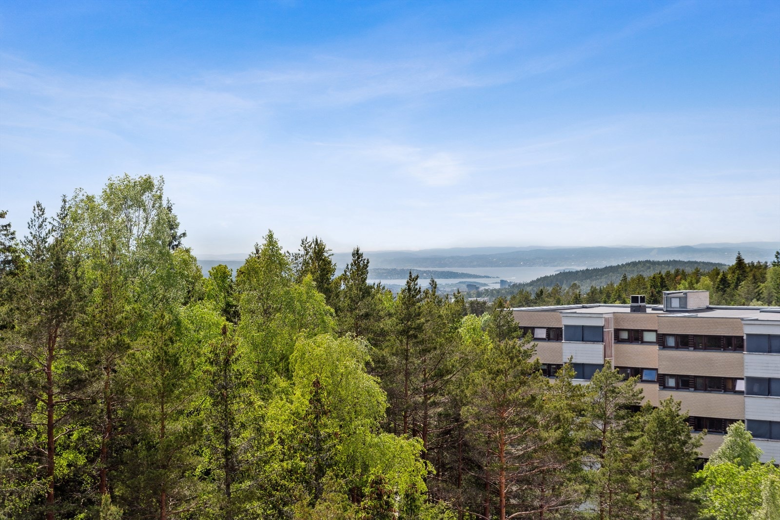 Balkongen gir god utsikt over både skog og fjernere landskap, inkludert Oslofjorden. Galleribilde