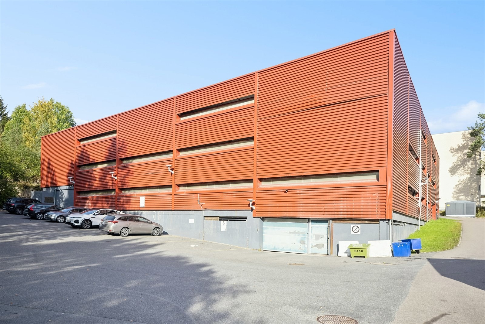 Leiligheten disponerer en garasjeplass i felles garasjeanlegg. Det er tilgjengelig gjesteparkering i borettslaget. Galleribilde