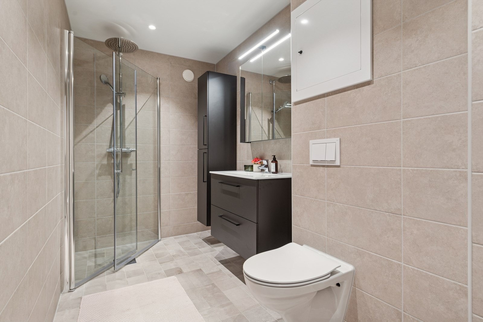 Badet ble pusset opp i regi av borettslaget i 2023. Fremstår som nytt og moderne med keramiske fliser på gulv og vegger, gulvvarme og downlights i himling. Galleribilde