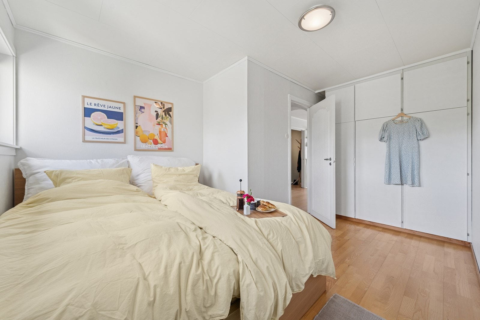 Hovedsoverommet er lyst og luftig, med plass til dobbeltseng og garderobeskap. Det er montert fast garderobeløsning. Galleribilde