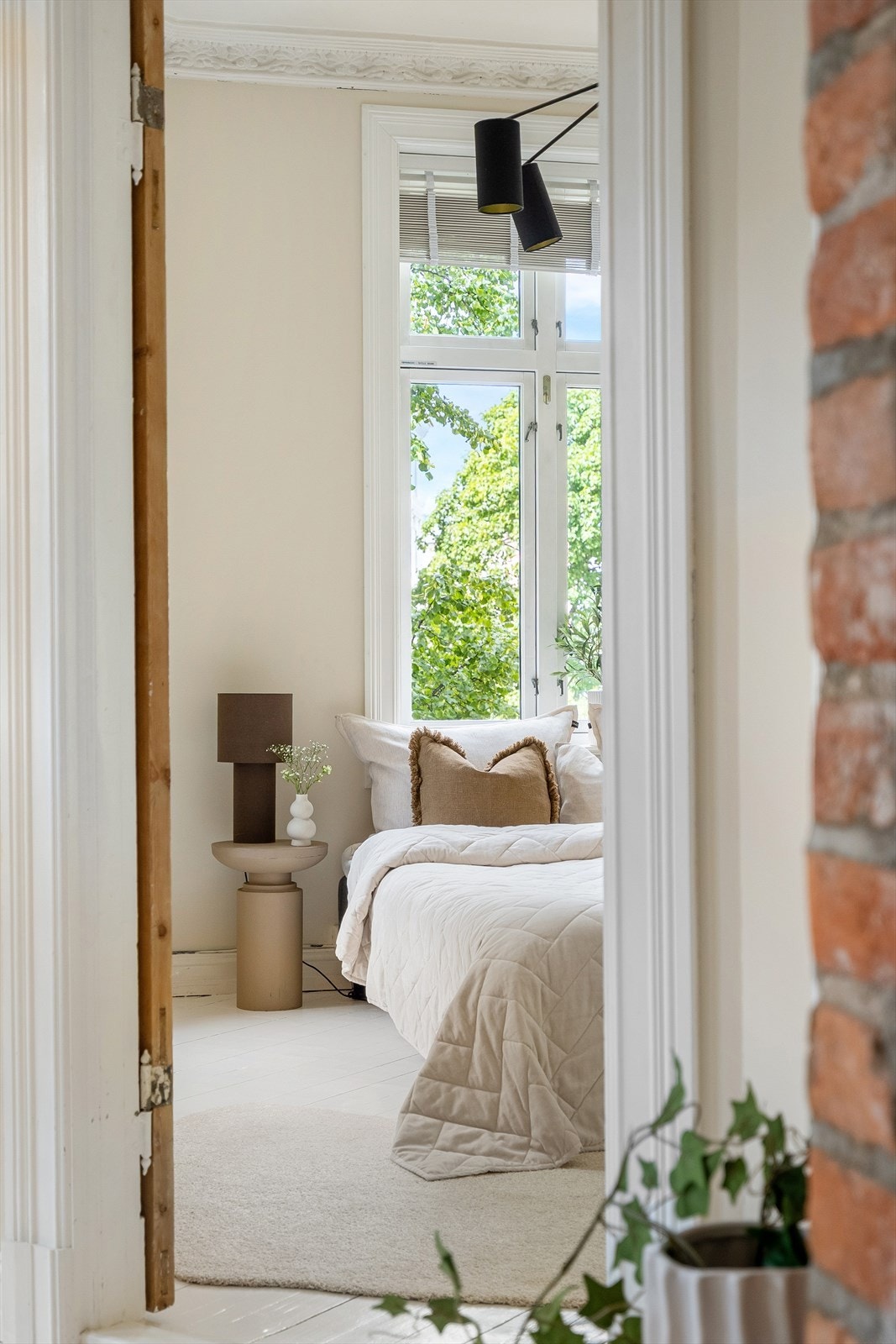 Fra stuen er det adkomst til det store og herlige soverommet. Galleribilde