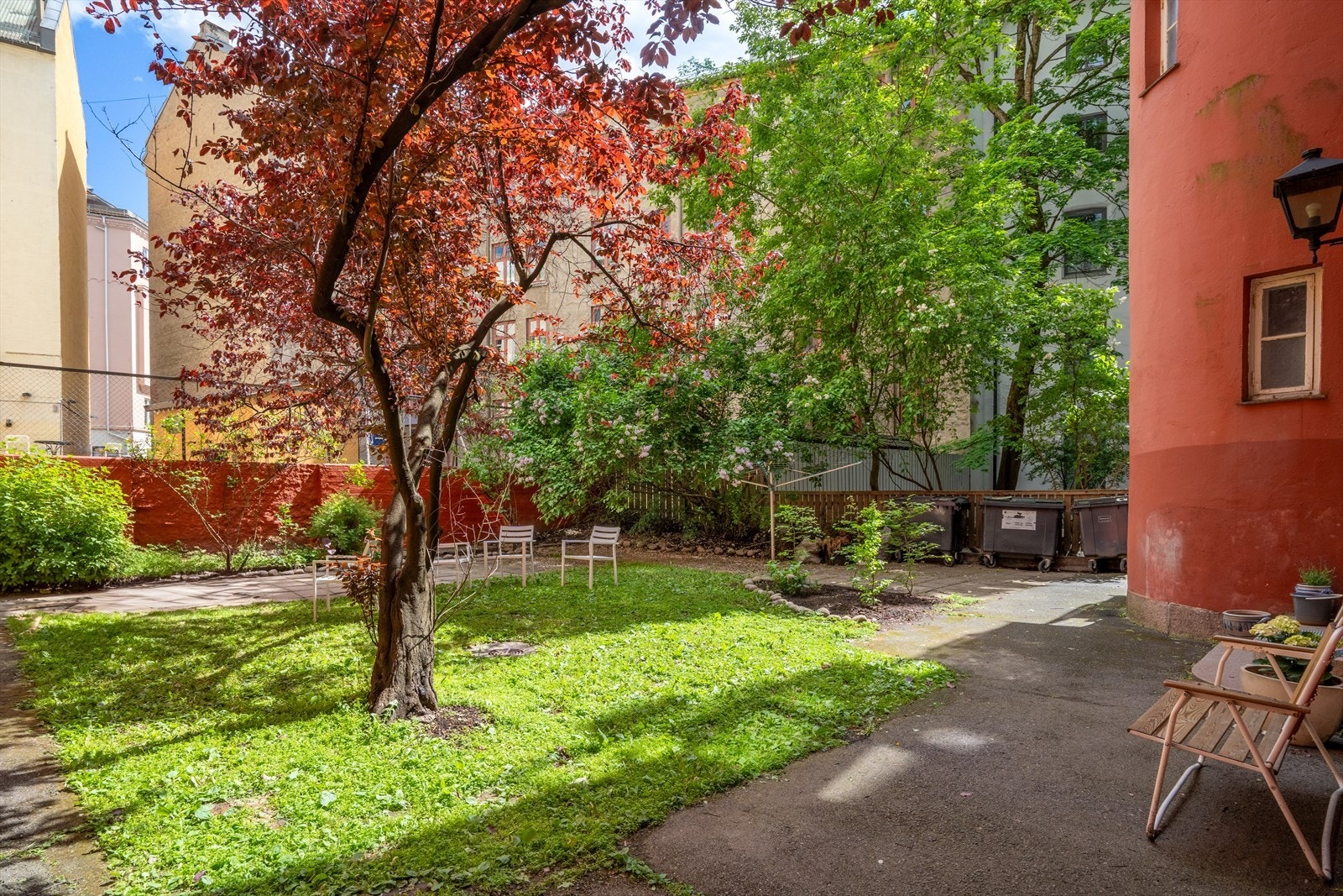Felles bakgård med sitteplasser. Galleribilde