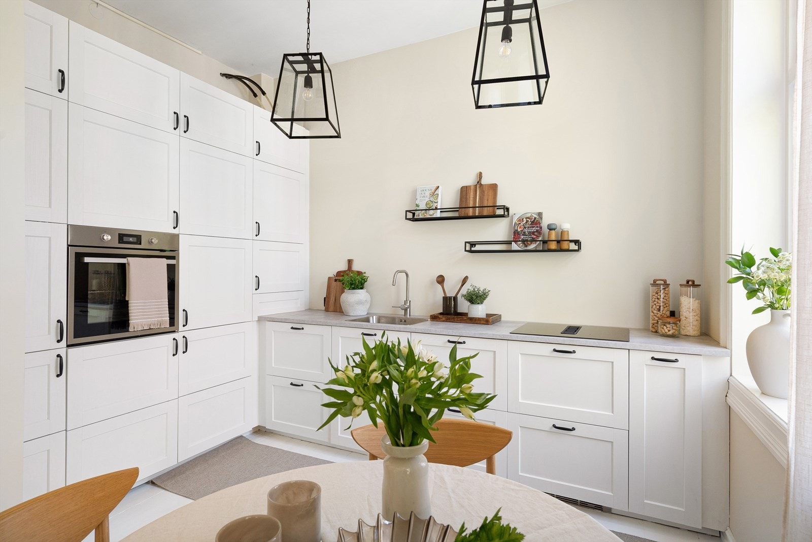 Nytt og flott kjøkken fra 2023 i klassisk, samtidig tidsriktig design. Galleribilde