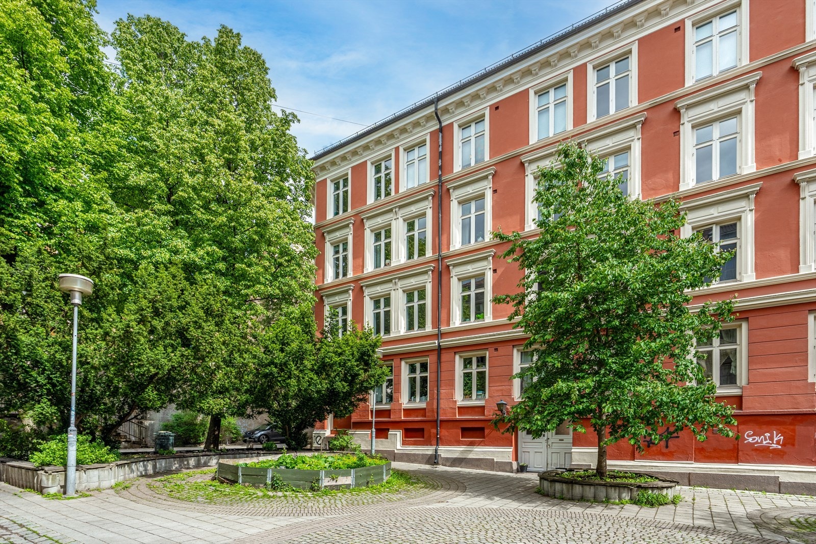 Flott fasade med grønne og frodige omgivelser. Galleribilde