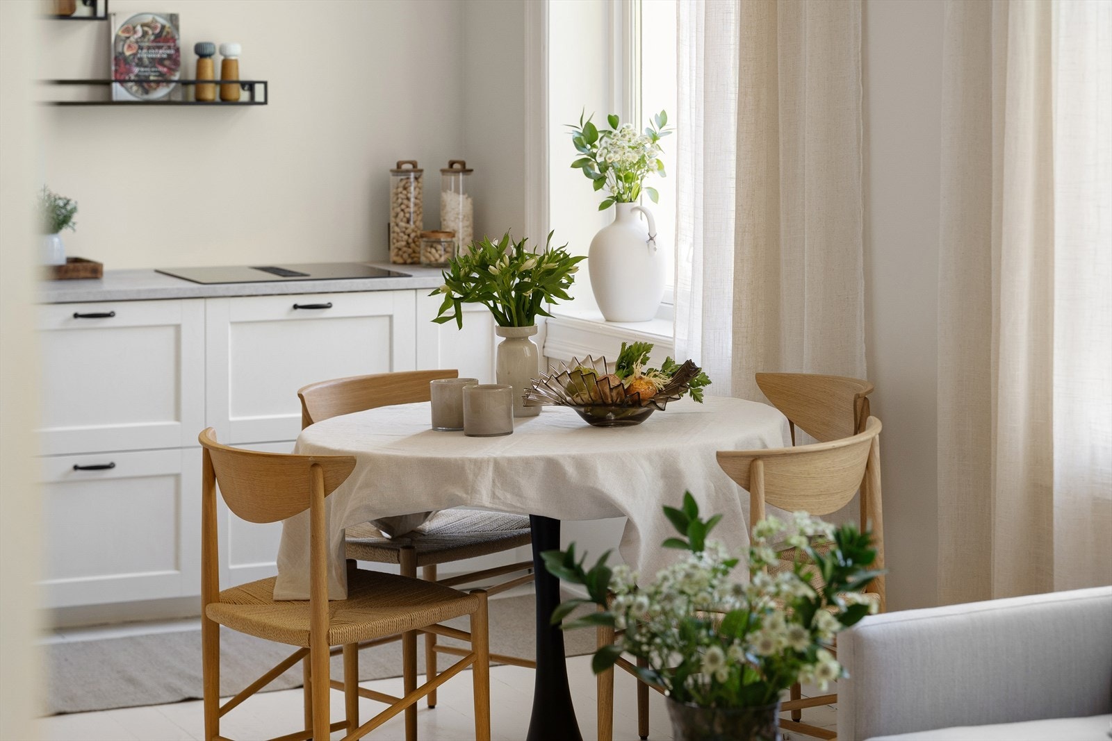 Hyggelig og sosialt med spisebord mellom stuen og kjøkkenet. Galleribilde