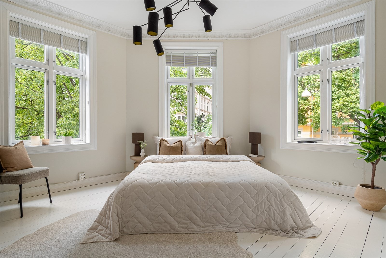 Meget innbydende og romslig hjørnesoverom i grønne frodige omgivelser på vår-og sommerhalvåret. Galleribilde