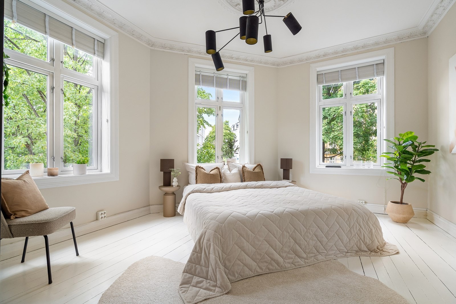 Leiligheten har en tilbaketrukket beliggenhet med idylliske og frodige omgivelser - skjermet fra bilvei og trafikk. Galleribilde