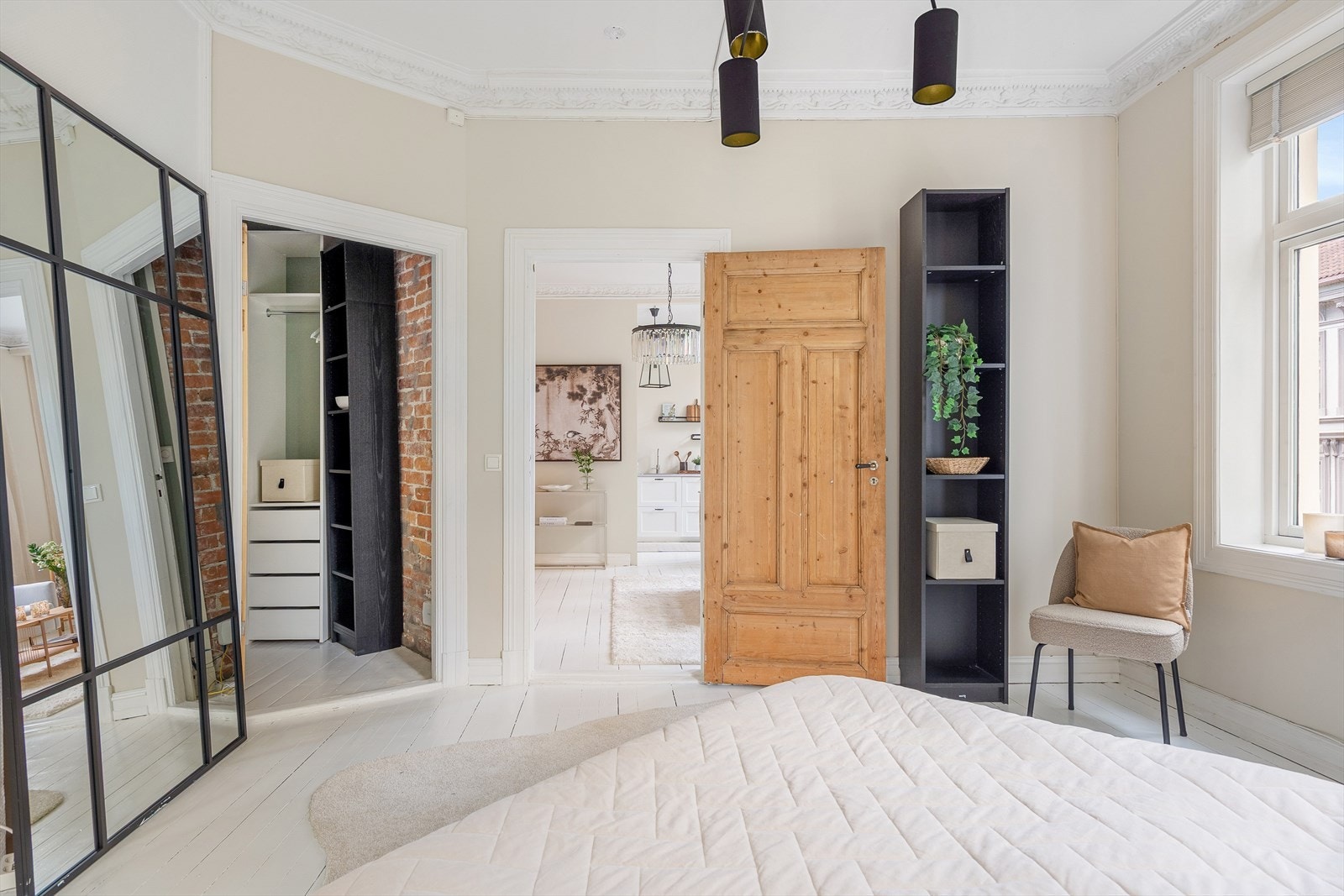 Soverommet har walk-in-closet - her kan også døren lukkes. Galleribilde