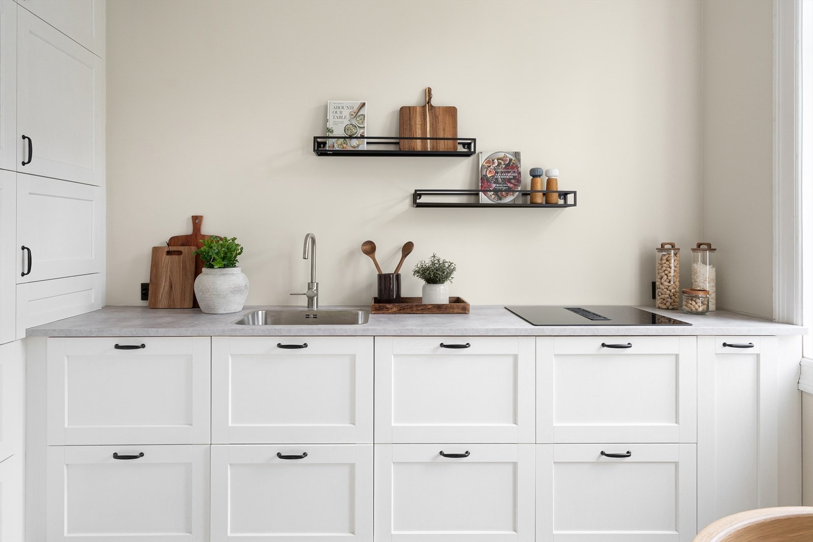 Integrerte hvitevarer og godt med oppbevaringsplass i skuffer og skap. Det er også opplegg til vaskemaskin (vaskemaskinen med tørkefunksjon medfølger). Galleribilde