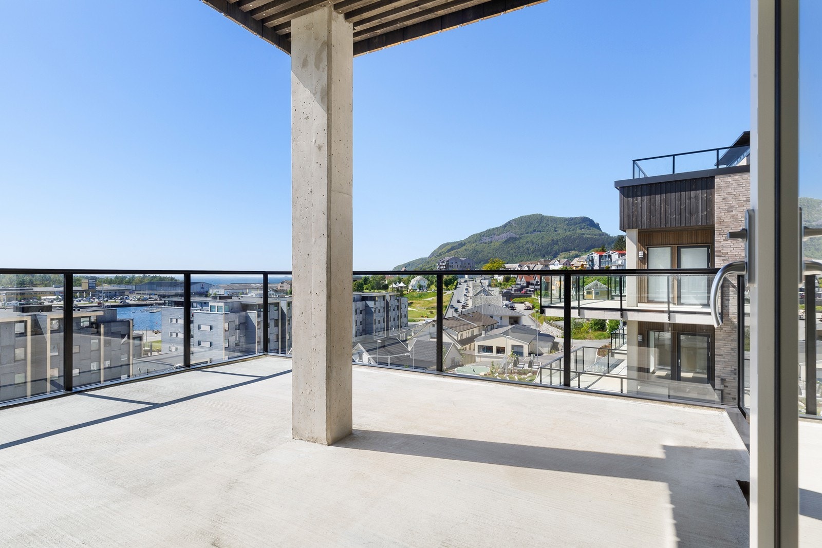 Leiligheten ligger meget sentralt i Vågen på Jørpeland med kort gange til alle fasiliteter Galleribilde