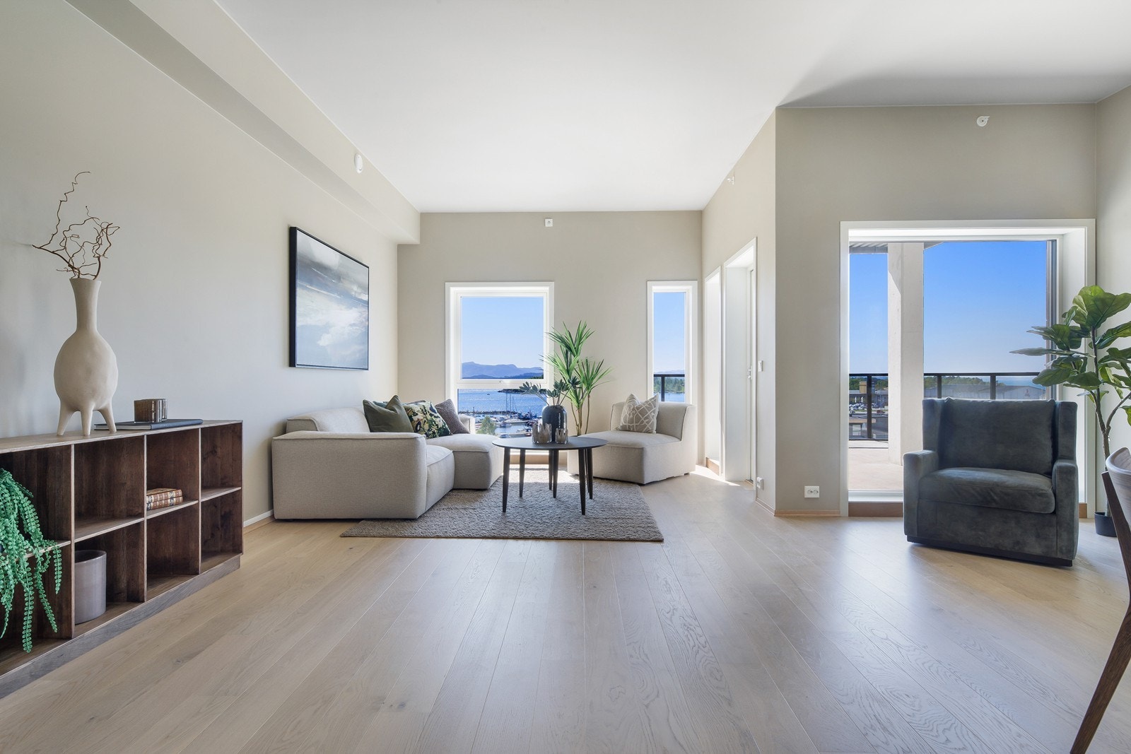 Leiligheten har en fin og innbydende innredning med lyse, duse farger og en fin enstavs-eikeparkett på gulv Galleribilde