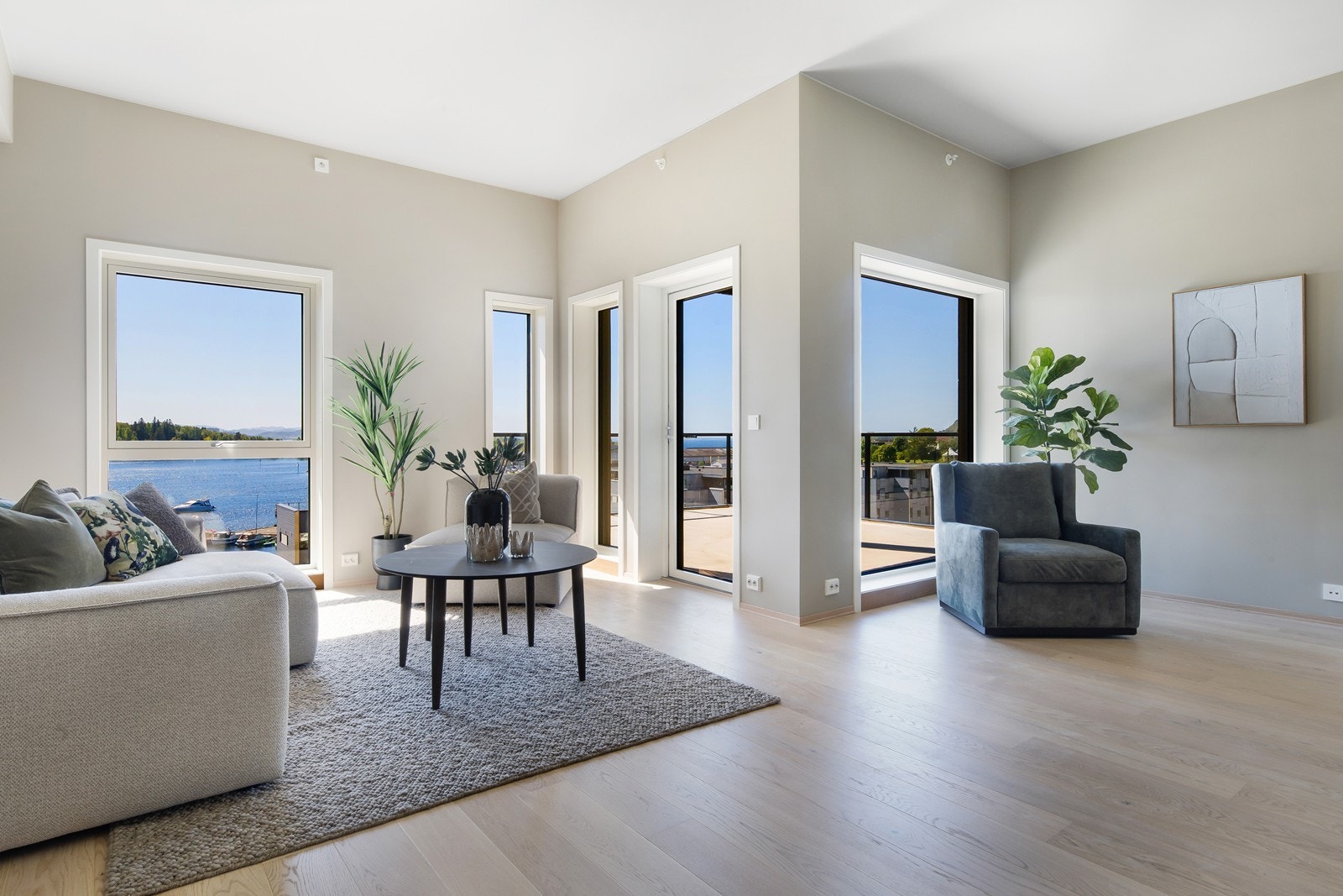 Her har man en nydelig utsikt som kan nytes helt inn fra sofakroken Galleribilde