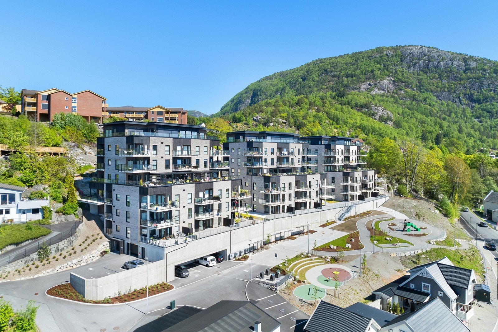 Leiligheten har tilgang til kjekke fellesarealer med pent opparbeidet uteområde og lekeplass Galleribilde