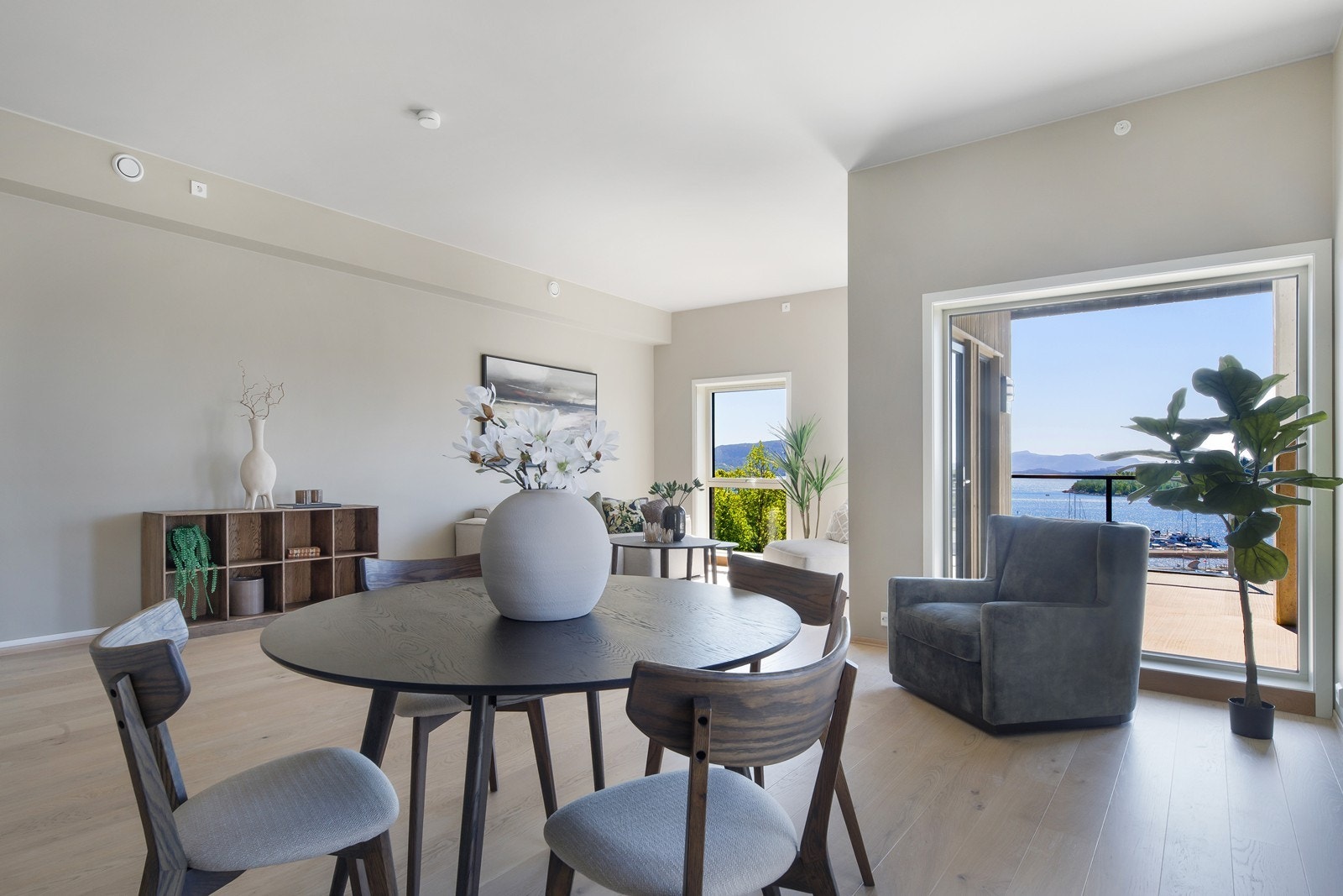 Leiligheten er meget romslig med gode møbleringsmuligheter Galleribilde