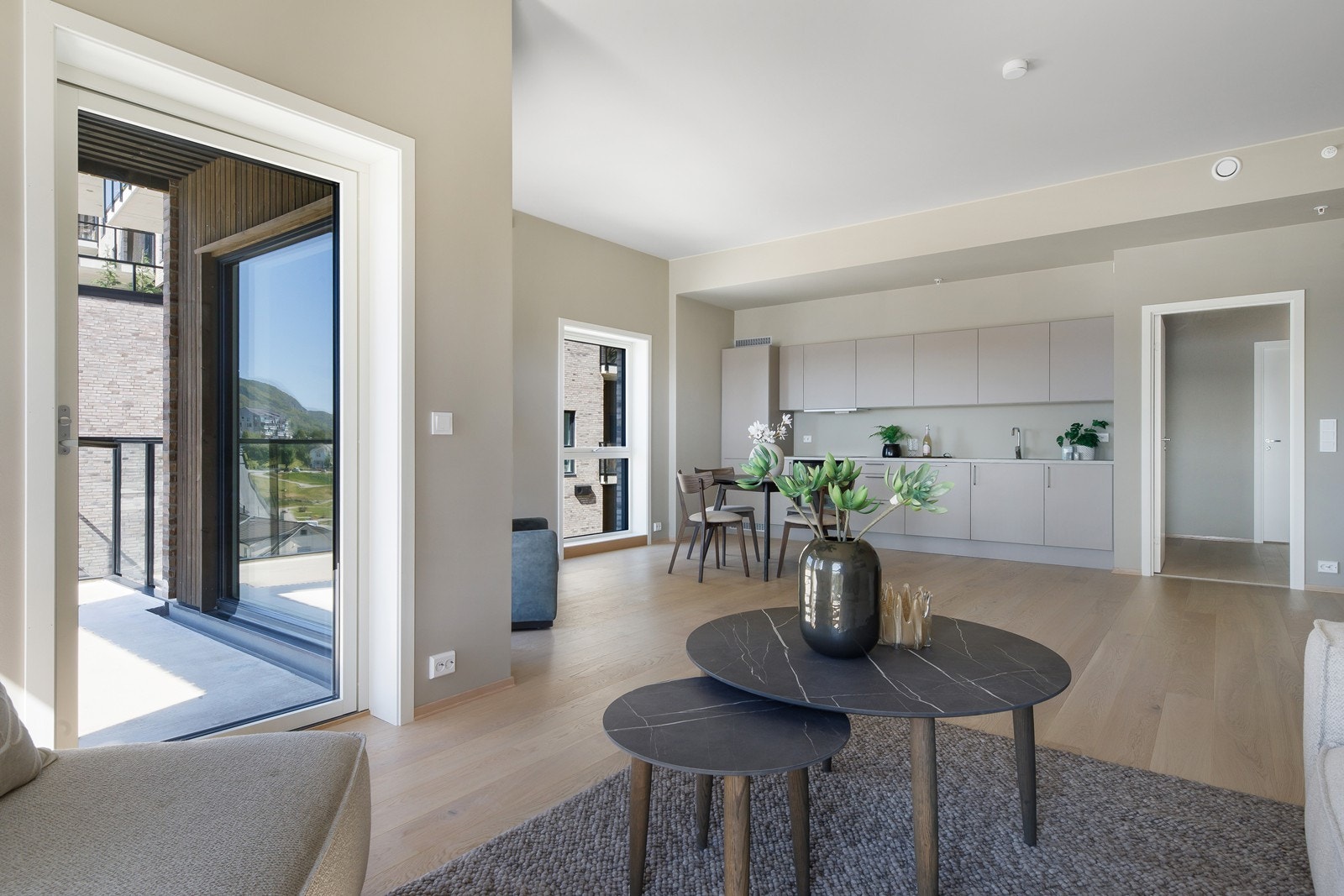 Stuen har en åpen kjøkkenløsning med utgang til balkong Galleribilde