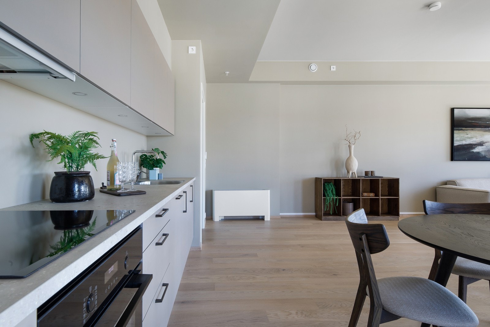 Flott kjøkken fra HTH med integrerte hvitevarer Galleribilde