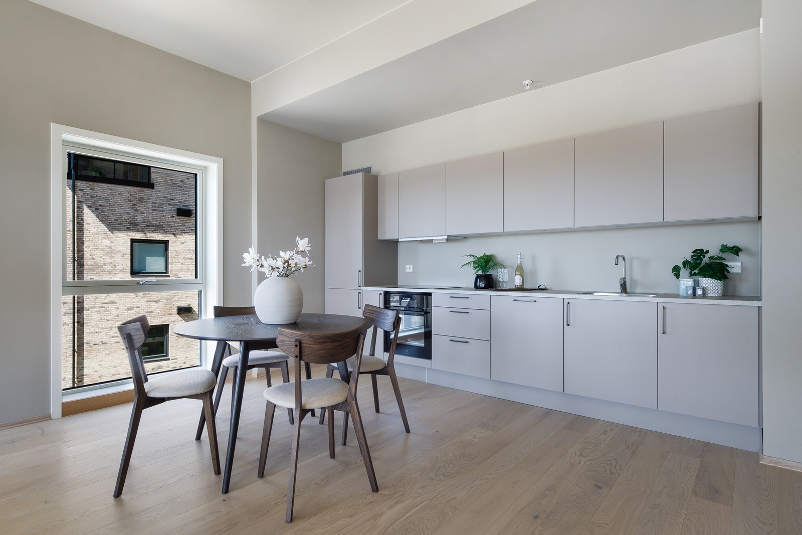 Man har god plass til spisebord og mulighet for å dekke opp til hele familien Galleribilde